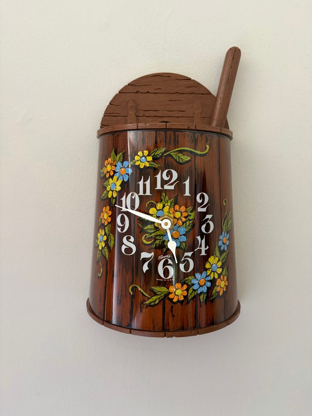 Vintage Spartus Barrell Wall Clock Battery Operated 70s